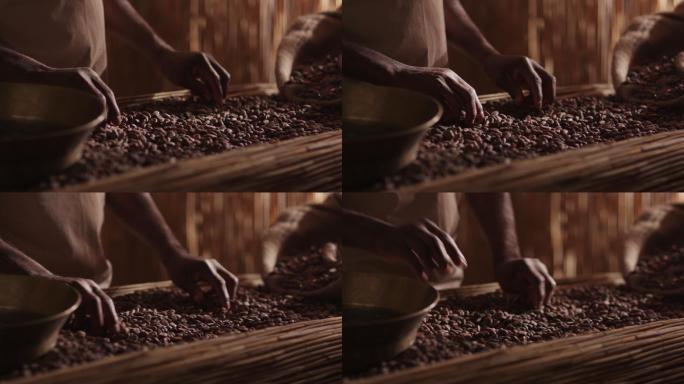 一个工人正在分类咖啡豆。