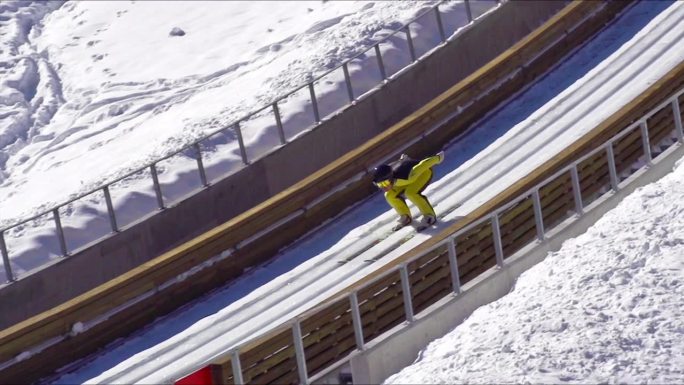 年轻人表演跳台滑雪