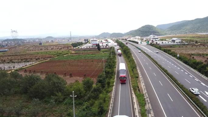 大型货运车队在高速路上行驶