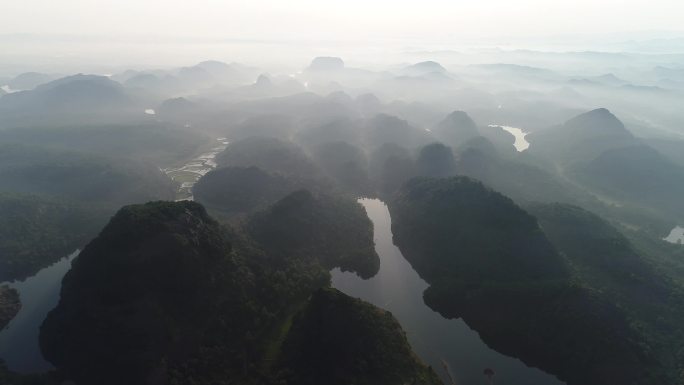 龙虎山早晨日出云雾