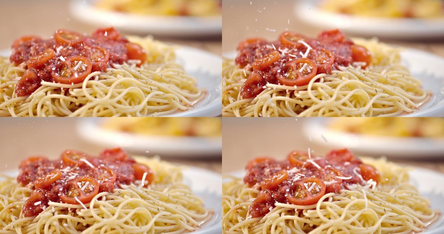 在意大利面上撒上意大利干酪，配上番茄酱