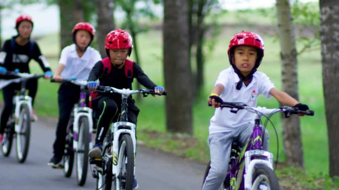 一群孩子在乡村公路上骑行