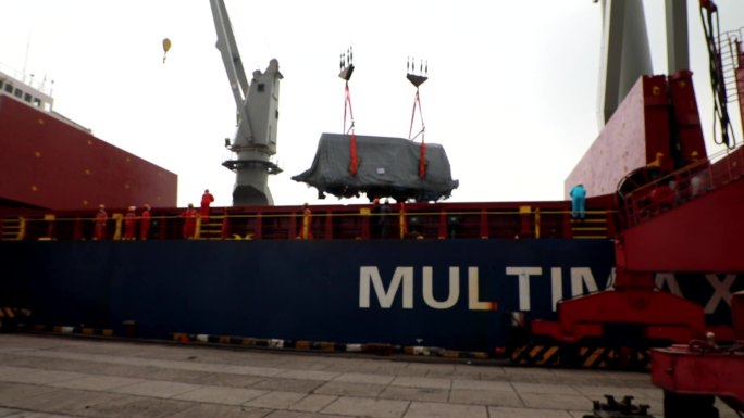 大型码头运输船工人大型货物吊装货物现场