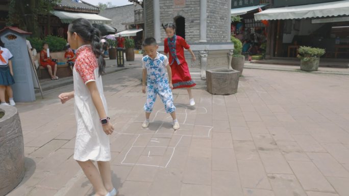 小孩玩游戏跳格子