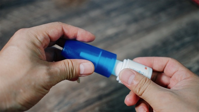 按压式塑料瓶鼻炎喷剂气雾剂使用