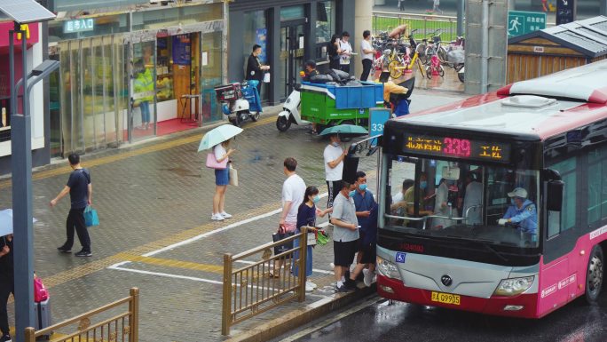 雨中排队等公交车