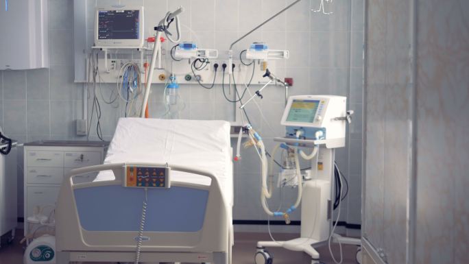 病房中的单人床和生命支持系统机器