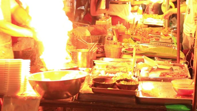 在泰国街头小贩流动餐厅做饭