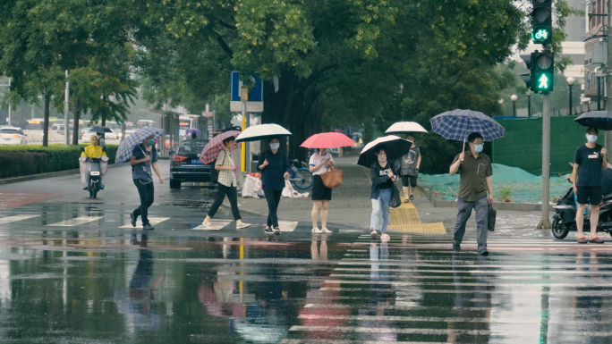 【4K】雨中的路人与车辆-升格