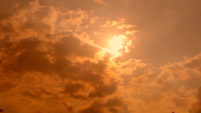 大气磅礴太阳穿过云层2