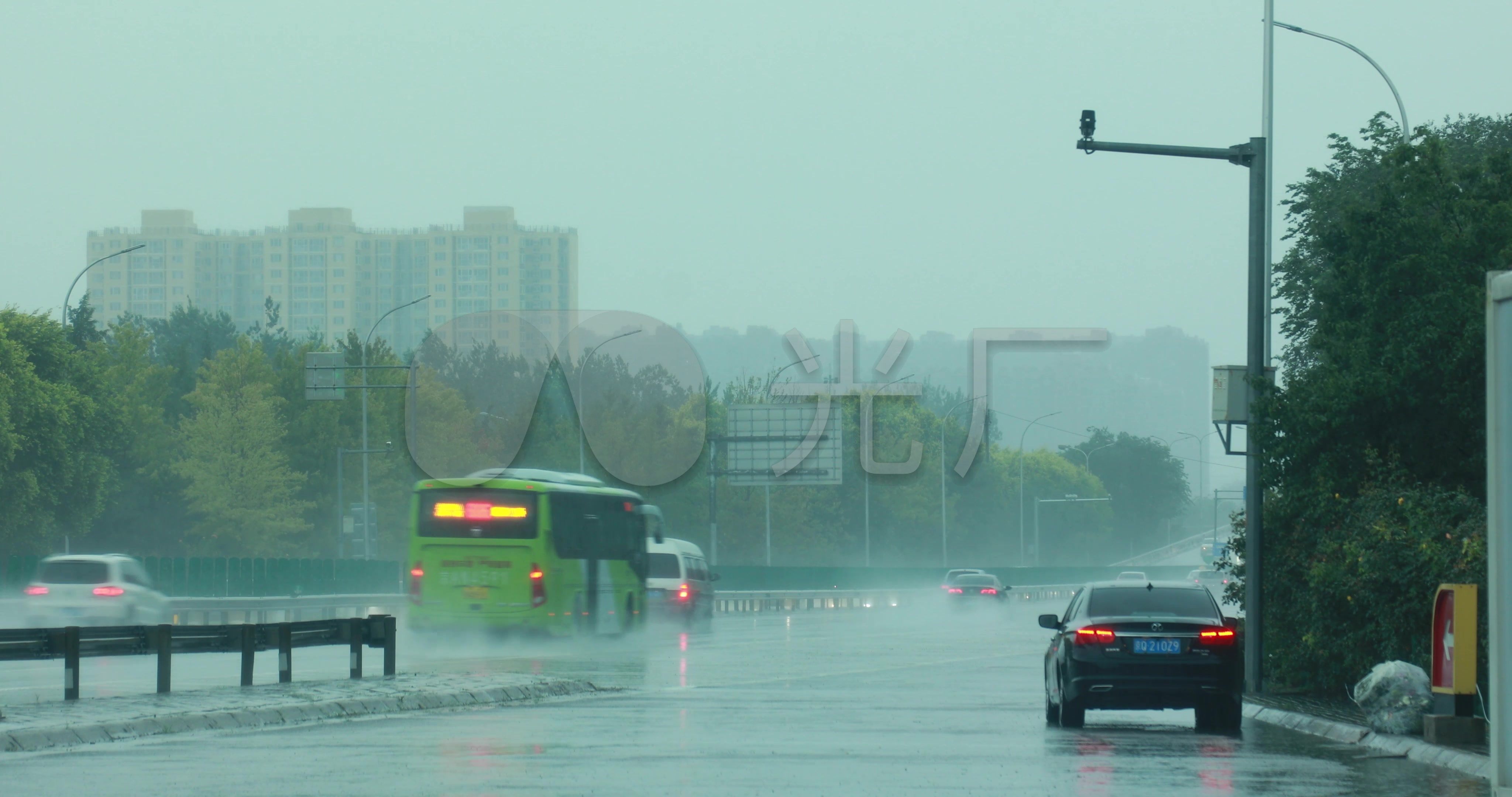 隔着车窗玻璃凌晨下雨的高速路服务区高清图片下载-正版图片500828387-摄图网