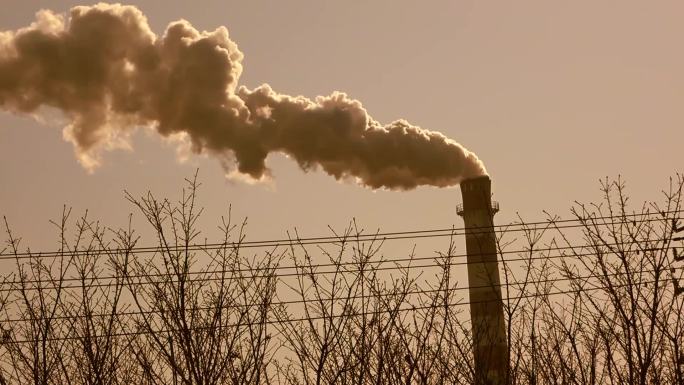 工厂烟囱排放浓烟 大气污染