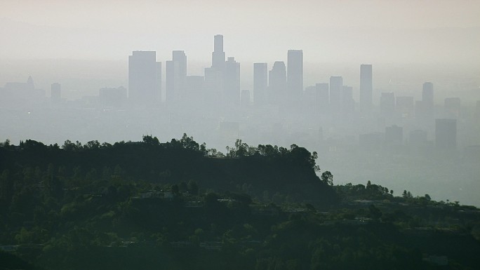 从好莱坞山俯瞰烟雾弥漫的洛杉矶