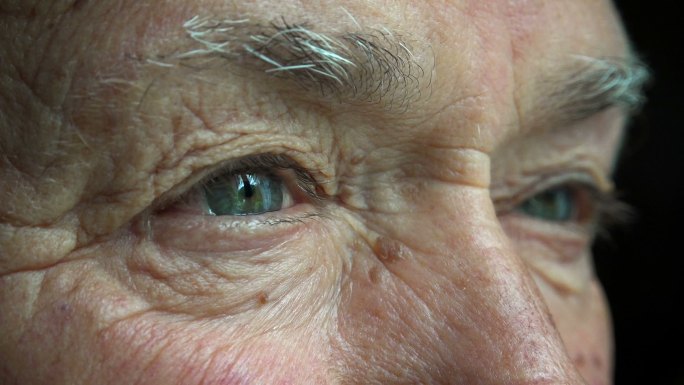 沧桑的老人睁开眼睛：特写肖像