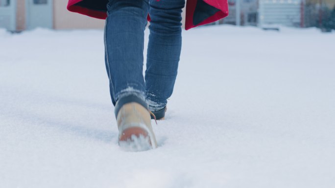 在雪地里行走的女人