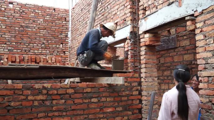 工人修建房屋干活砌砖拌沙灰扎钢筋支模