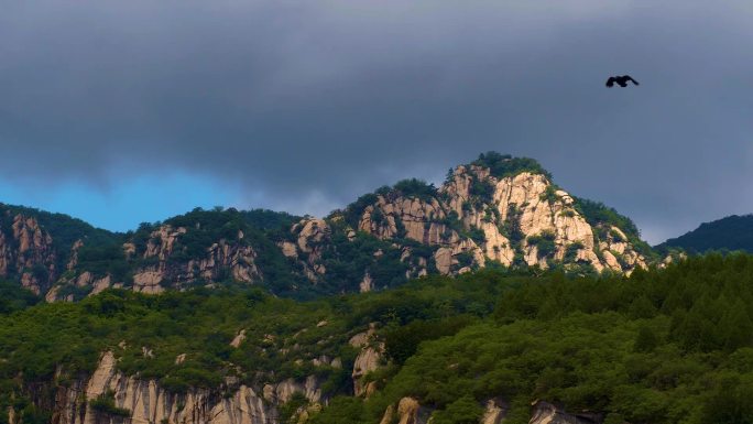 北京怀柔雨后山区飞云