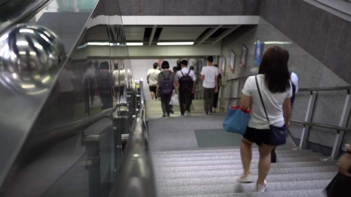 广州地铁林和西地铁口人群人流搭地铁上下班