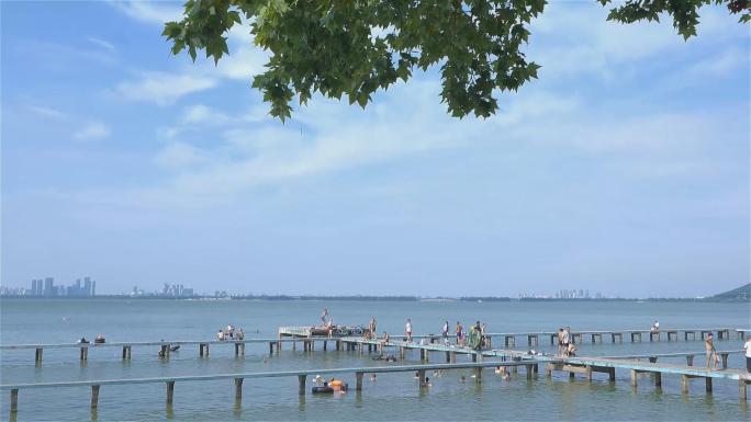 夏天东湖傍晚人群游泳纳凉素材