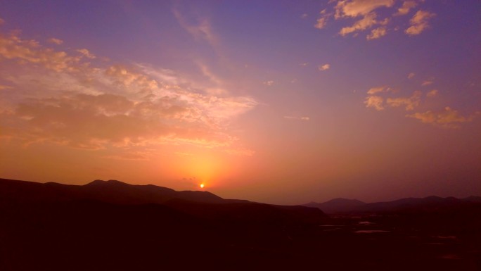 山区落日晚霞夕阳红日落西山