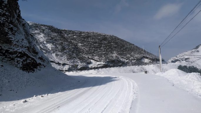 车辆行驶在雪地公路上