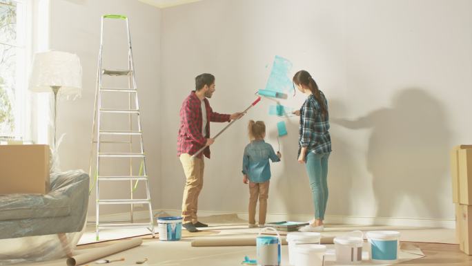 在刷漆的一家人妻子室内白色