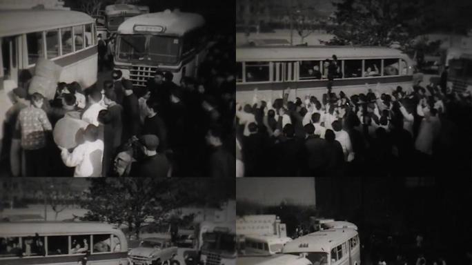 50年代人们挤公交车