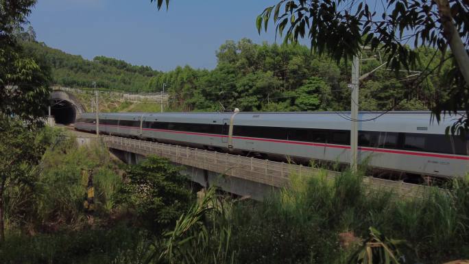 高铁动车高速列车隧道