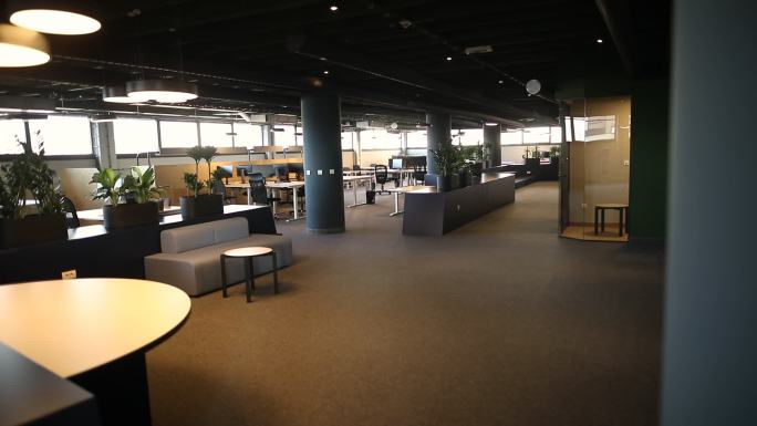现代化的办公室内配有桌椅，宽敞的工作环境