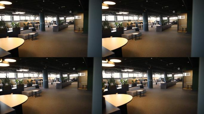 现代化的办公室内配有桌椅，宽敞的工作环境