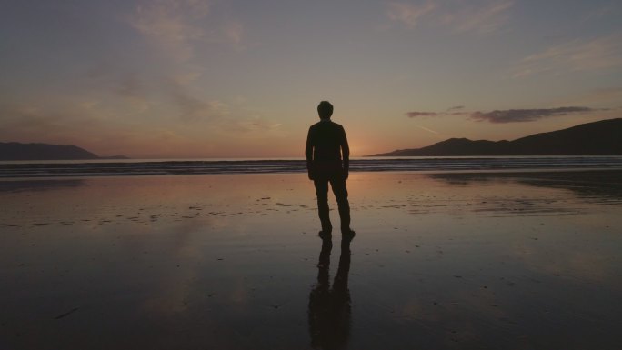 站在沙滩上的男人男性背影海边忧伤感