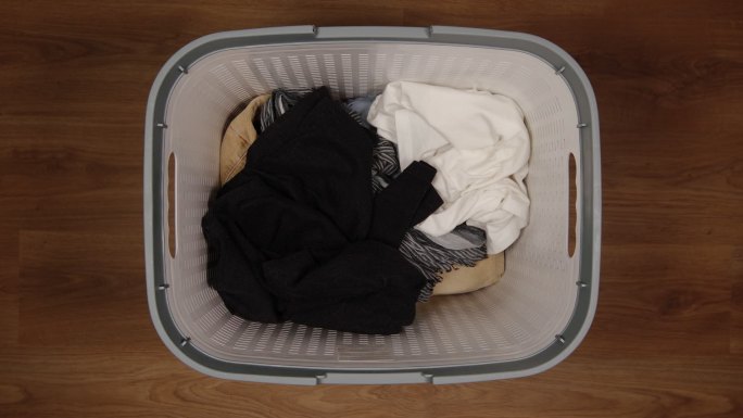 篮子里的脏衣服洗衣服保洁家政