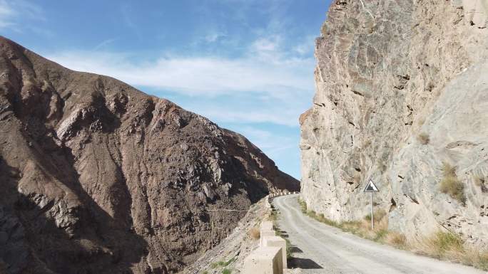 峡谷挂壁山路