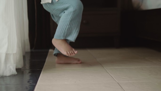 小男婴在地板上跳舞