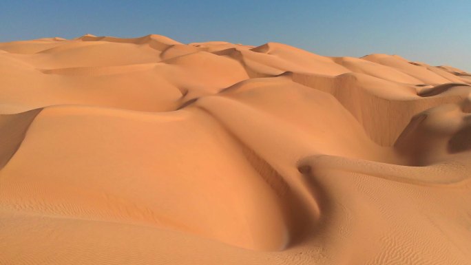 飞越阿拉伯沙漠无边无际的沙丘