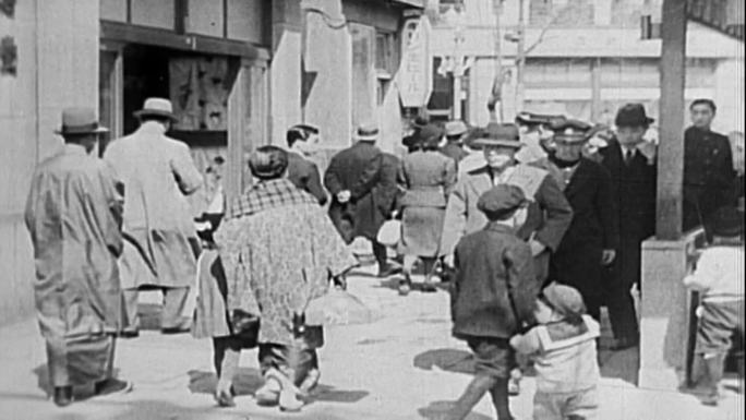 上世纪日本东京街头人群黑白老影像C009