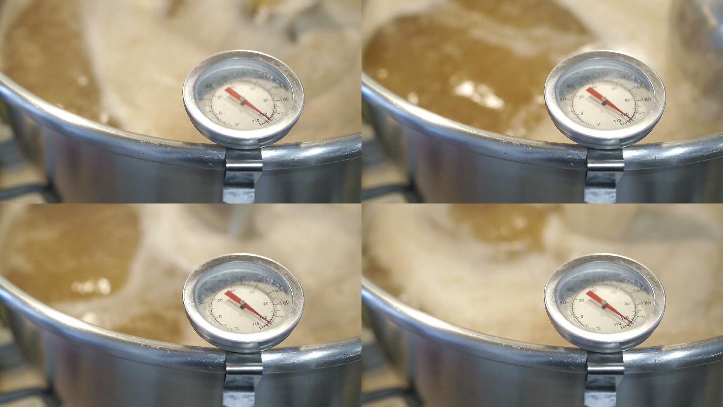 不锈钢厨房温度计测量煮沸麦汁啤酒的温度