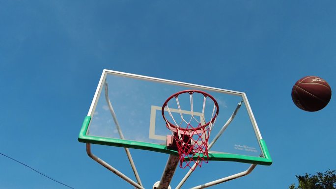 蓝天透明的篮板户外篮球场投篮