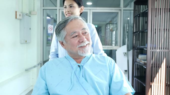 女人在医院照顾老人。