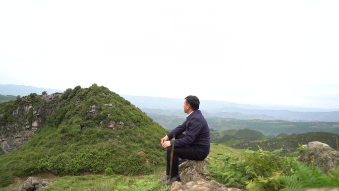 基层干部背影山区怀抱大山