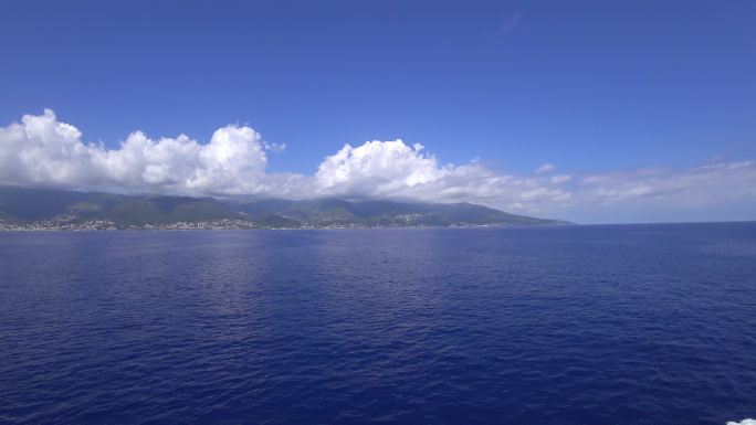 从海上看科西嘉岛。