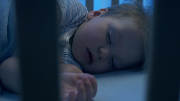 睡着的可爱婴儿儿童入睡外国小孩