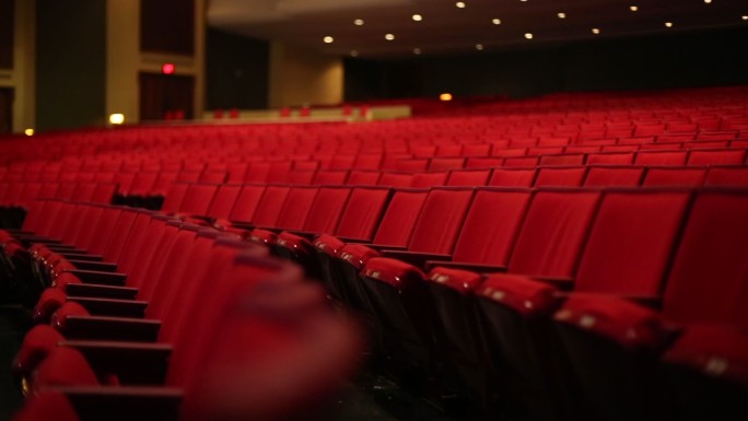 剧院红色座椅跟踪中镜头