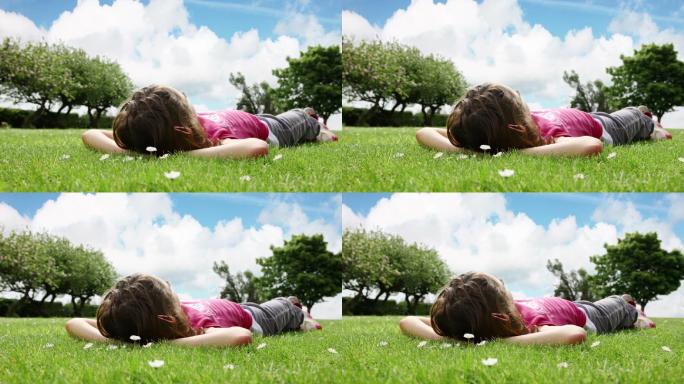 躺在草地上的女孩