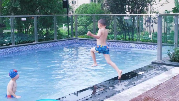 夏日小孩泳池玩耍高清视频素材