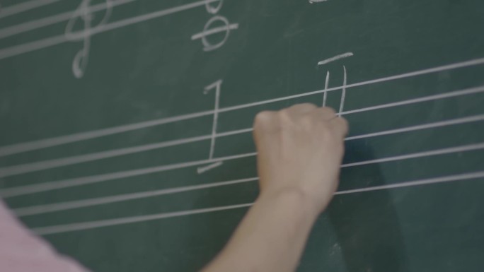 音乐老师黑板上书写音符