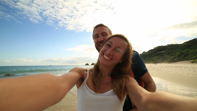 澳大利亚拜伦湾的一对年轻夫妇自拍