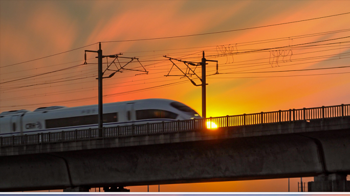 夕阳晚霞下的高铁行驶