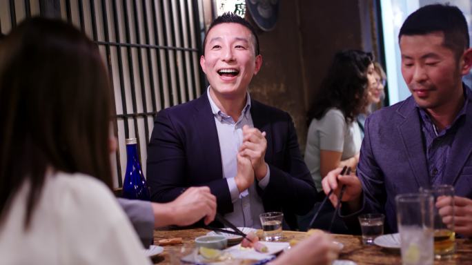 一群商务人士在日本餐厅聚餐