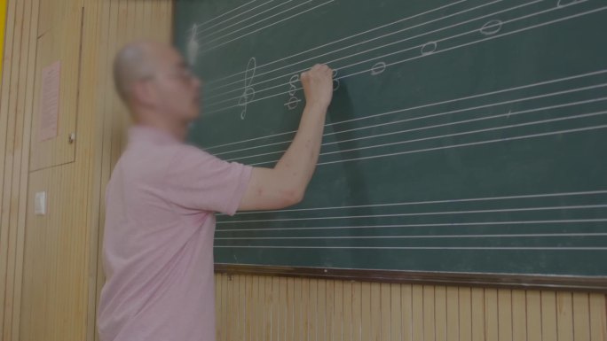 音乐课堂大学老师黑板书写讲解